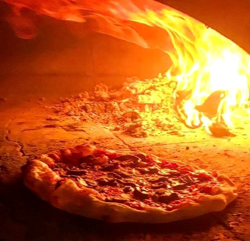 Secretul unei rețete reușite de pizza sunt ingredientele puține și de calitate. Foto: Facebook/ Bianco