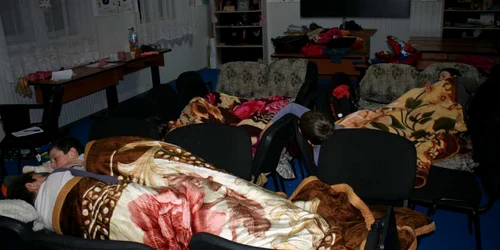 Elevii care au dormit în şcoală au primit pături şi mâncare din partea autorităţilor FOTO Sandrinio Neagu