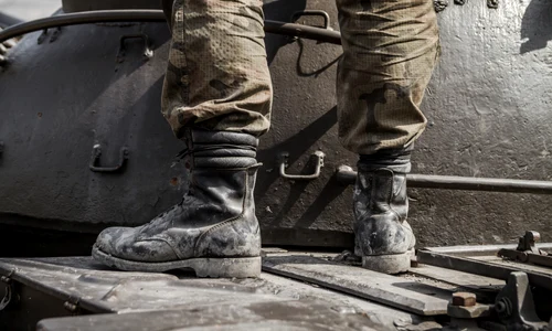 picioare bocanci soldat uniforma militara shutterstock 2087210071 jpg