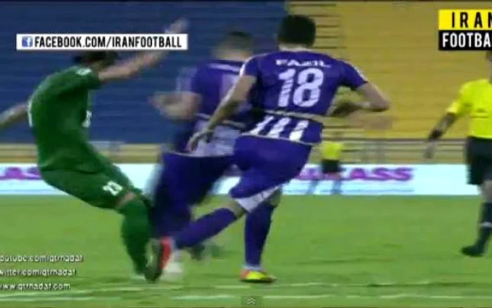 Zandi (în verde) a fost contrat în momentul şutului