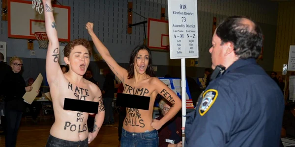 protestatare anti trump in sanii goi 