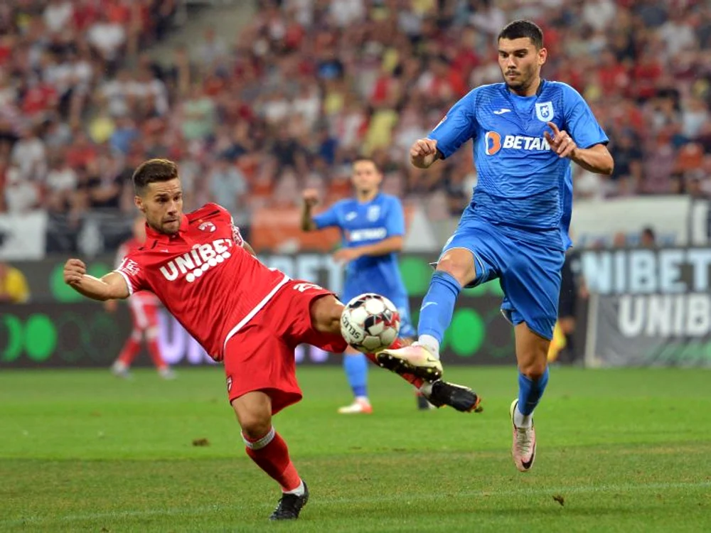
    Meciul tur dintre Dinamo si Universitatea Craiova a fost marcat de infarctul suferit pe banda tehnică de Eugen Neagoe, antrenorul de atunci al ”câinilor”FOTO: Sportpictures.eu  