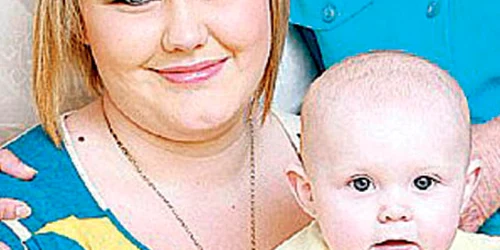 Bunica Jane Hutchinson alături de fiica Pauline,  nepoata Kayleigh şi strănepoata Sarah 