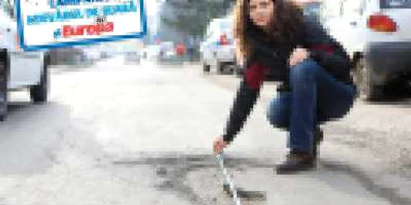 Gropile de pe str.Traian măsoară 160 de centimetri lungime şi până la 5 centimerti adâncime