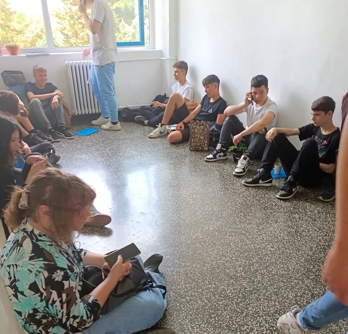 Copiii, așteptând să li se încheie mediile / foto: news.ro