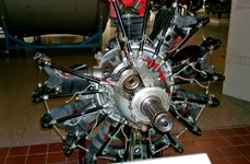 Motor BMW 132 (secționat), folosit la avionul IAR-38 (© Wikimedia Commons)