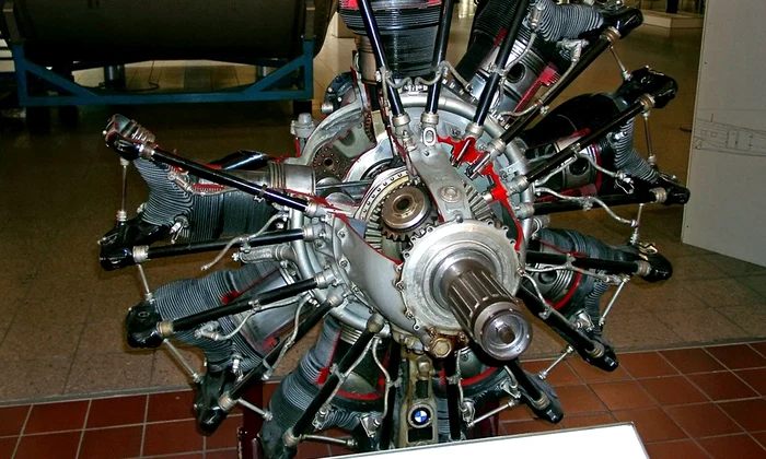 Motor BMW 132 (secționat), folosit la avionul IAR-38 (© Wikimedia Commons)