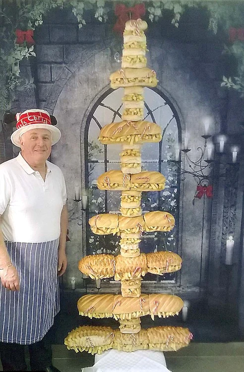 Bradul burger de 2,13 metri. John Clarkson  a preparat un  burger vegetal sub forma  unui pom de  Crăciun, din  50 kg cartofi,  20 de franzele  şi 22 chifle