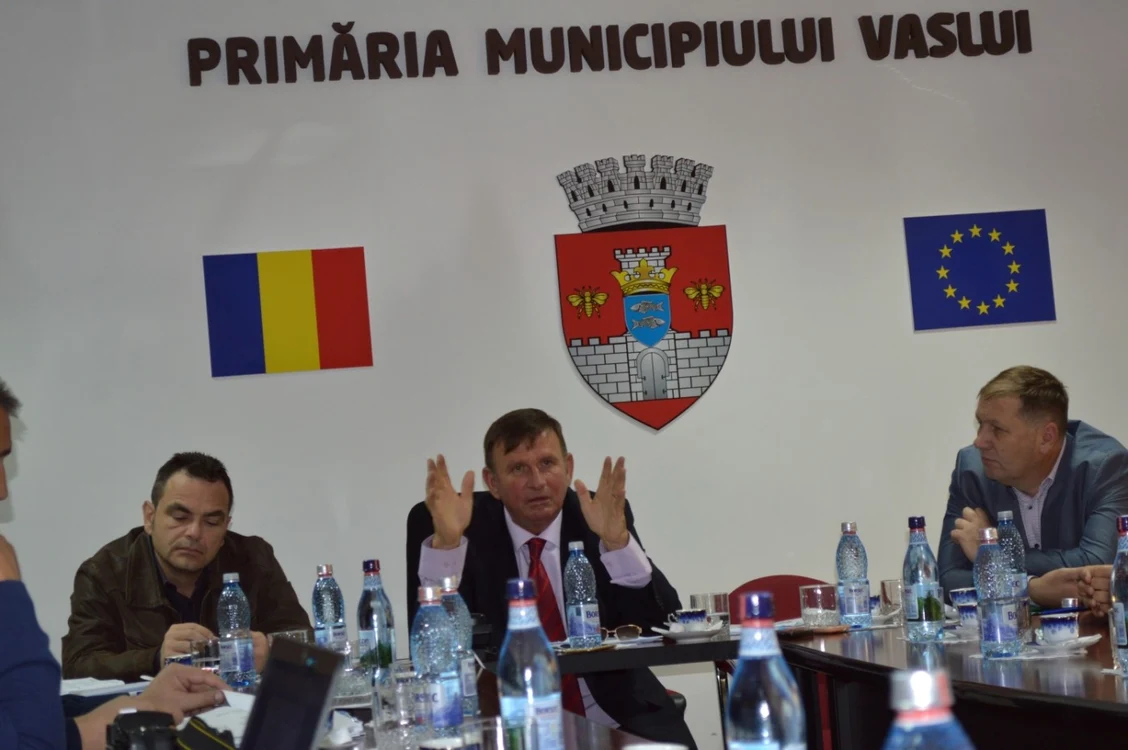 Primarul Vasile Pavăl, alături de viceprimarul Daniel Neacşu şi şeful Serviciului Financiar, Eugen Boţ