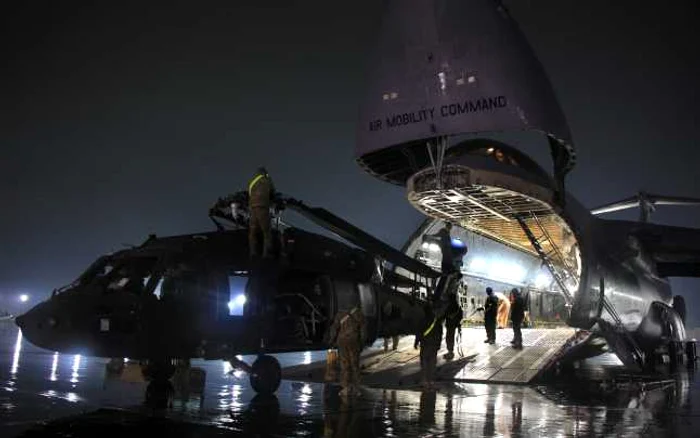 Împachetarea echipamentelor militare americane din Afganistan şi returnarea lor acasă - unul dintre cele mai interesante articole din ediţia nr. 36