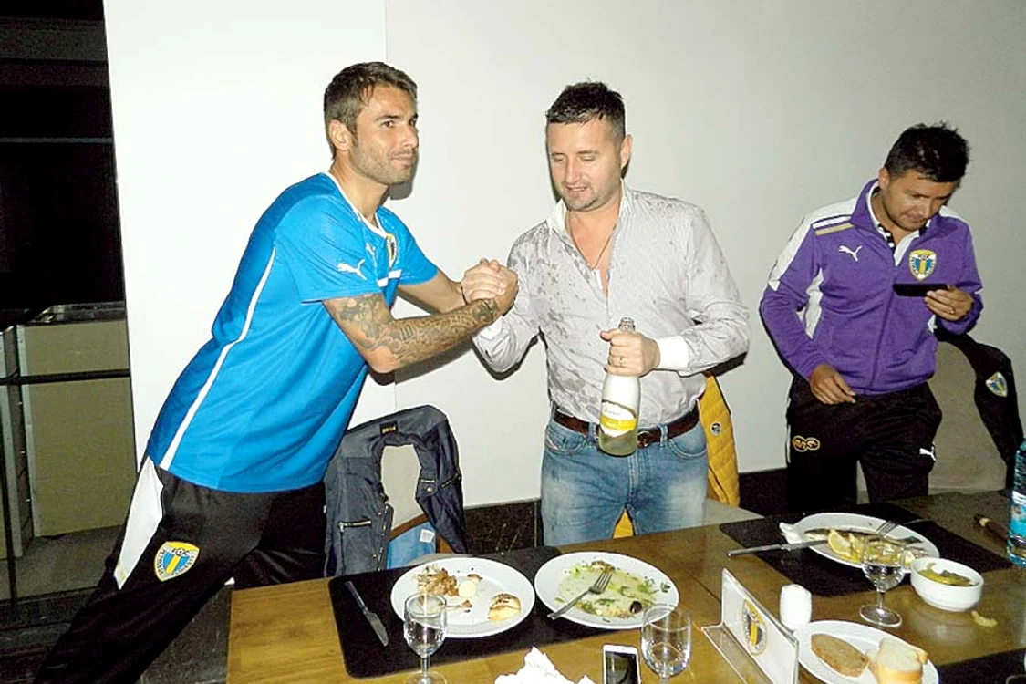 Mutu l-a stropit cu şampanie pe preşedintele executiv al clubului, Alexandru Crângu (Fotografii: fcpetrolul.ro)