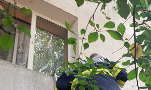 pompier cu copilul in brate jpeg