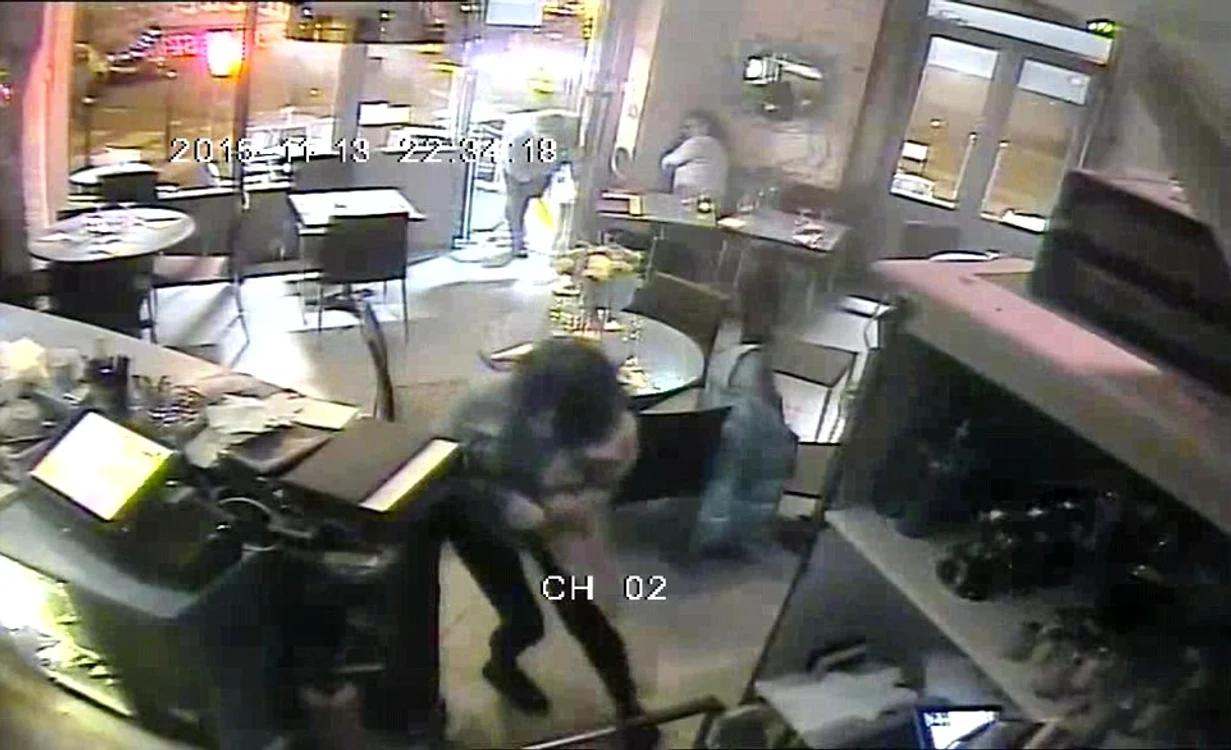 
    A apărut prima înregistrare video cu atacul terorist care a avut loc la un bar din ParisFoto: captură video  