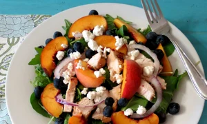 Salata de pui cu afine si piersici jpeg