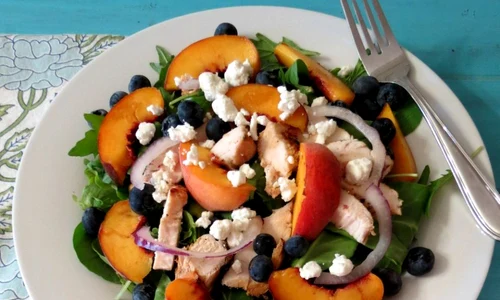 Salata de pui cu afine si piersici jpeg