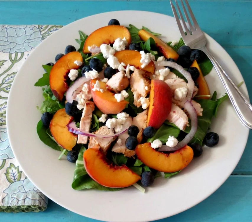 Salata de pui cu afine si piersici jpeg