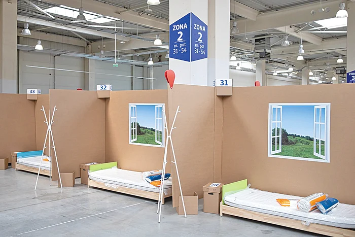 Deasupra paturilor sunt geamuri din autocolant