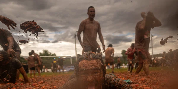 Oameni aruncă roșii în timpul Festivalul Columbian al Roșiilor pe 11 iunie 2023 în Sutamarchan Columbia FOTO Getty Images jpg