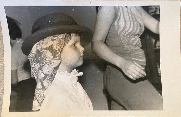 Nicoleta Hâncu în copilărie, costumată - foto credit arhiva personală