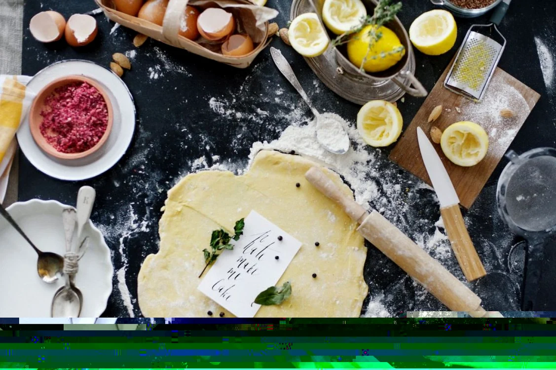Masă de bucătărie, plină cu ingrediente FOTO: pexels.com