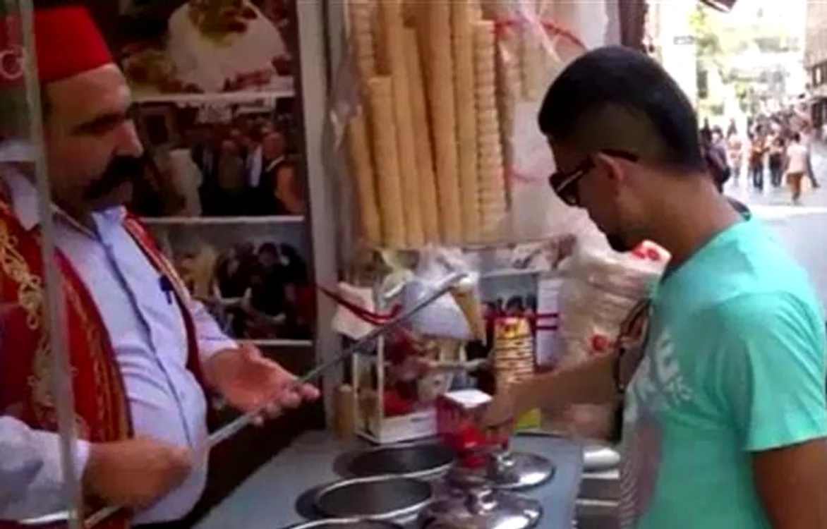 Cum își servește un vânzător de înghețată clienții