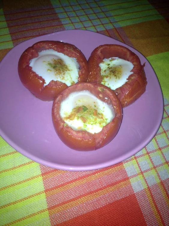 
    Coşuleţe de roşii cu ochiuri  