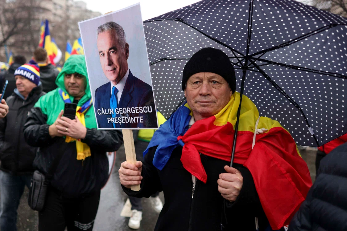 Mii de oameni ies în stradă pentru Călin Georgescu. FOTO: Inquam Photos / Octav Ganea
