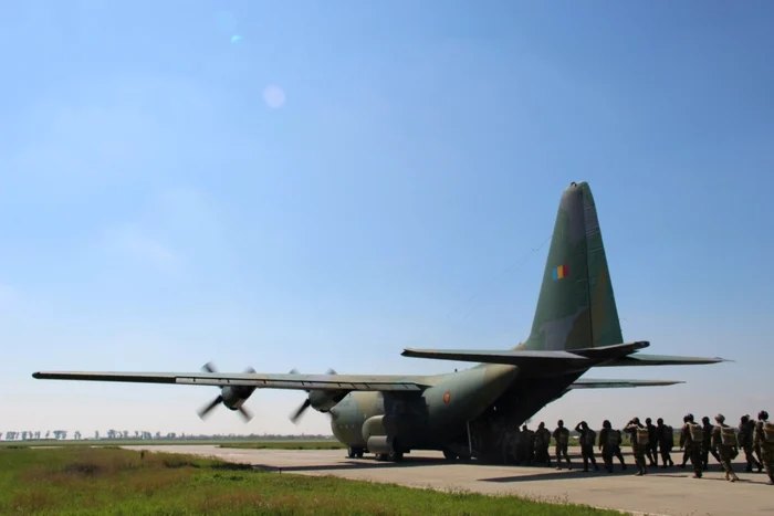 Militarii români au placat spre Franţa şi vor face saltul dintr-un avion  C 130 Hercules al Forţelor Aeriene Române