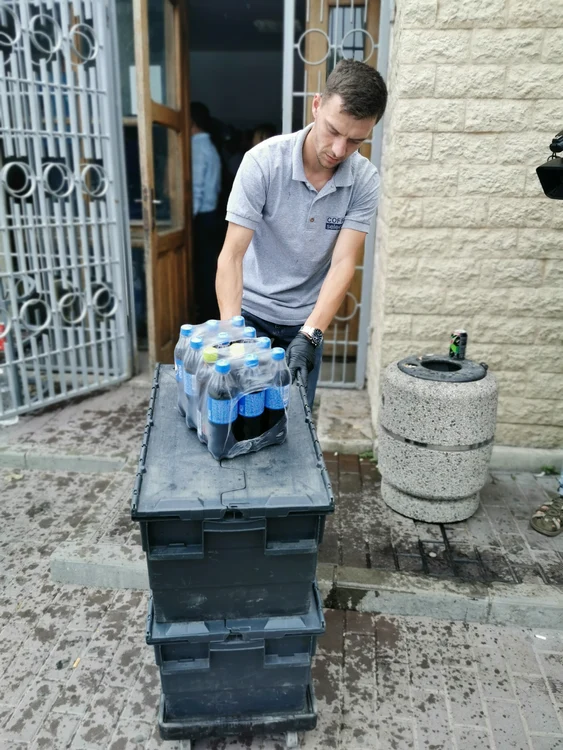 O firmă de catering a pregătit pentru nuntași prăjituri și sucuri