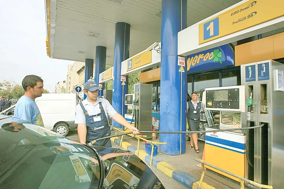 
    OMV Petrom, cel mai mare operator de pe piaţa carburanţilor, a decis scăderea preţurilor la pompă  