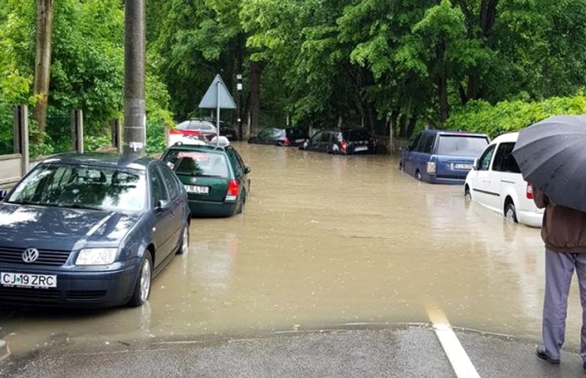 Strada Alexandru Borza a fost transformată în lac. FOTO: Info Trafic Judeţul Cluj