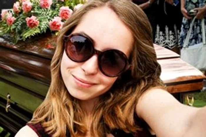 Utilizatorii s-au pozat zâmbind alături de cadavrele rudelorFoto: mirror.co.uk