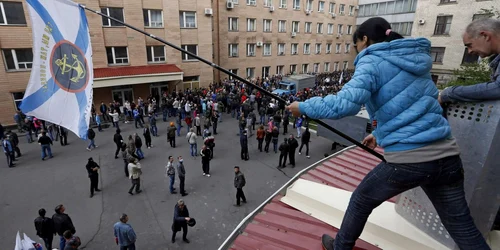 separatistii ocupa sediul administratiei din Lugansk