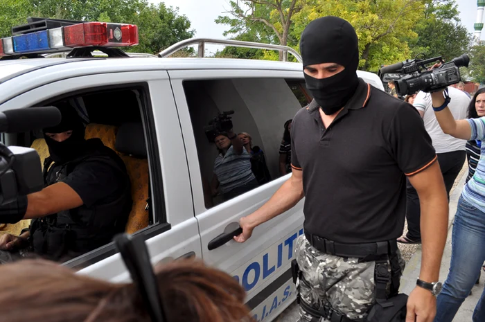 Mascaţii au făcut percheziţii la mai mulţi magistraţi