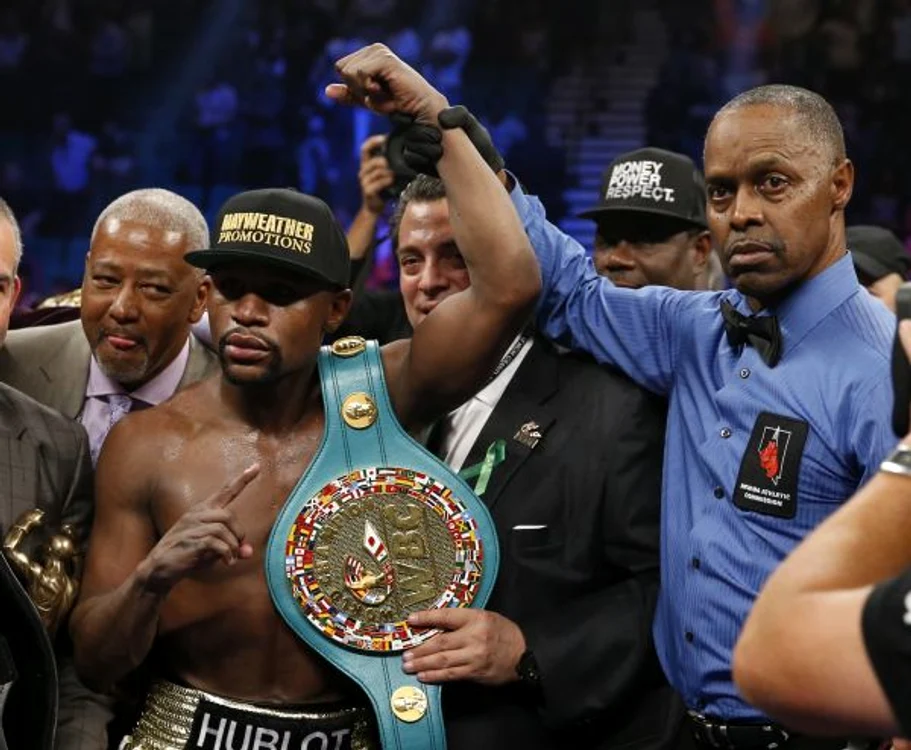
    Floyd Mayweather cu centura de campion dupa victoria cu PacquiaoFOTO: AP  