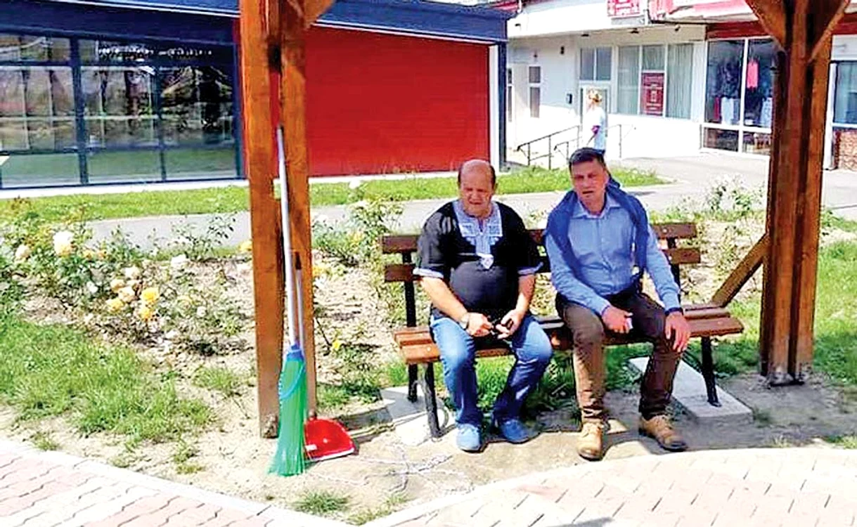 
    Edilul Lucian Resmeriţă (dreapta) încearcă să-i educe pe consumatorii de seminţe  