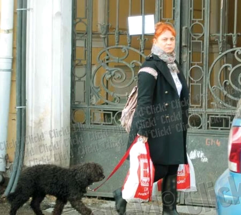 Actriţa abia cară cinci sacoşe cu cumpărături, un rucsac, dar îl trage în lesă şi pe căţelul ei bătrân, Blacky (FOTOGRAFII: MIHAI IONESCU)