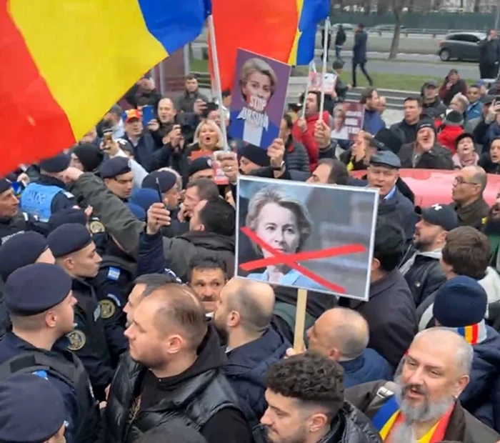 Protestatarii au manifestat la intrarea în clădirea Romexpo Foto: Captură video/ George Simion