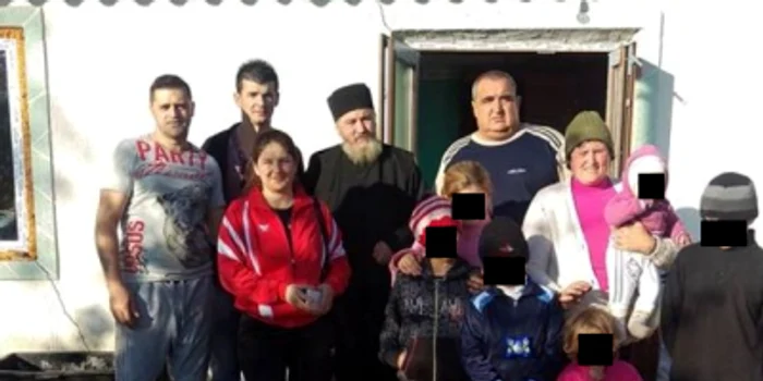 Parintele Vasile Găină alături de o parte a celor care au contribuit la ajutorarea familiilor nevoiase FOTO Vasile Hotcă