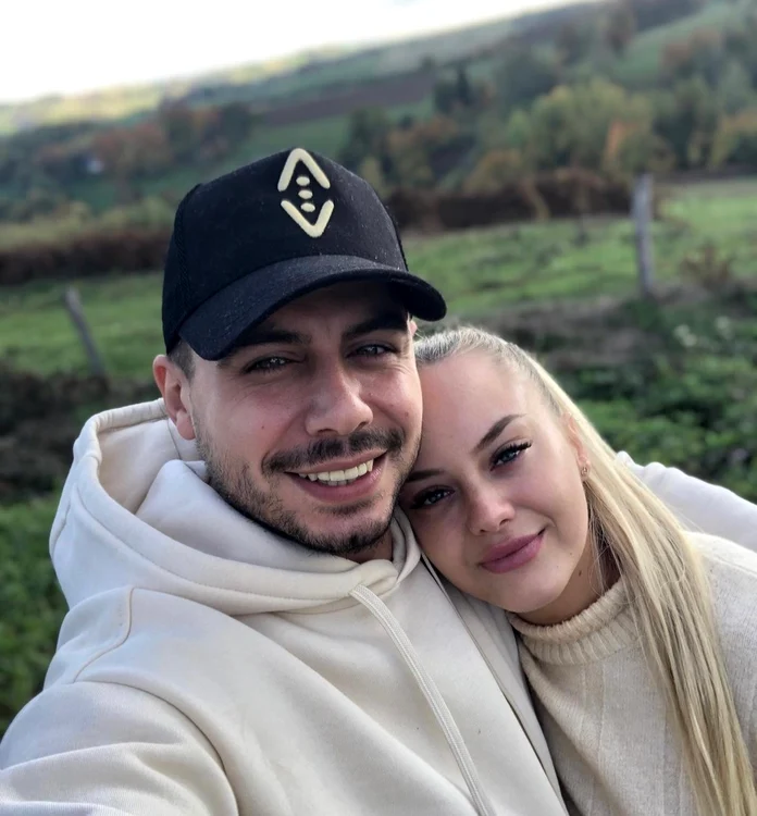 Cei doi au intrat în reality show-ul “Cursa iubirii”, de la Prima TV, plini de speranță, dornici să pună mâna pe premiul cel mare, de 15.000 de euro