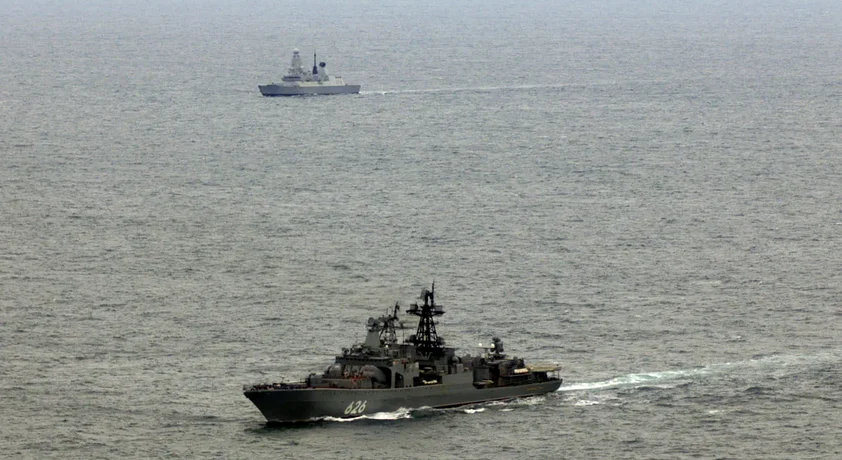 Distrugătorul Marinei Regale a interceptat o navă de război rusească FOTO: Royal Navy