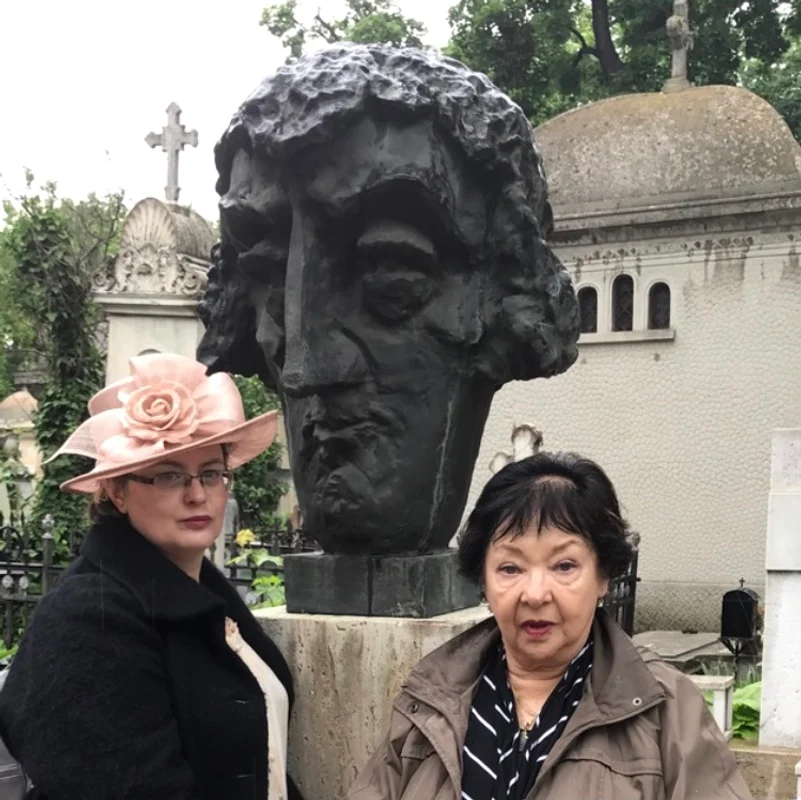 Elena Caragiu ( Mimi) și Monica Andrei, la mormântul lui Toma Caragiu de la Cimitirul Bellu foto: arhiva personală