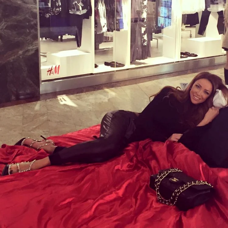 Binaca s-a culcat într-un pat din mall