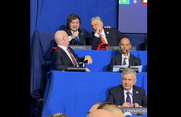 Javier Milei și Viktor Orban, moment viral la Consiliul Păcii de la Washington: „Dacă mai continuăm așa, ne vor separa”