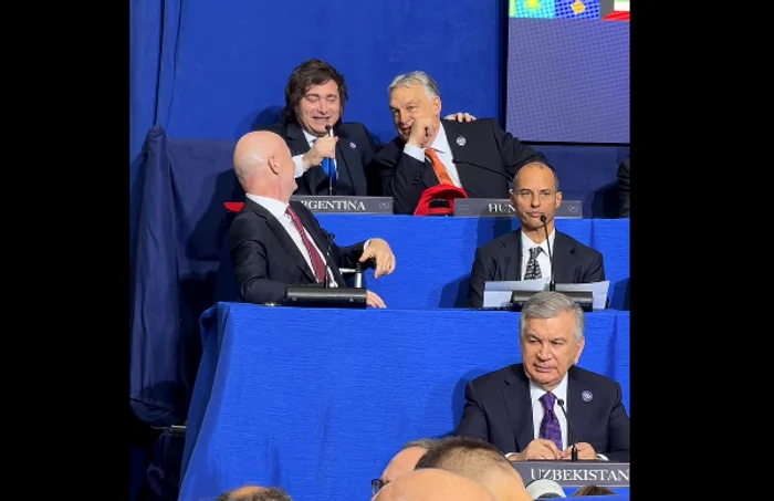 Milei și Orban, amuzându-se copios. FOT FB Viktor Orban