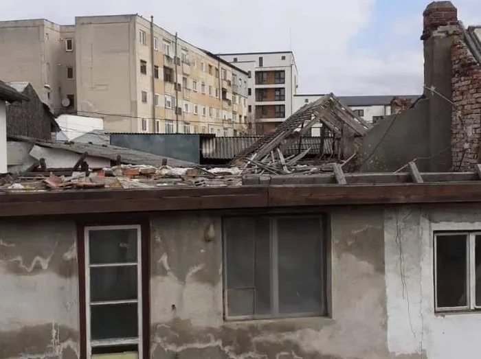 Casa nelocuită a rămas fără acoperiș FOTO alba24.ro