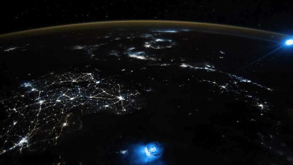 Lumini albastre bizare surprinse în atmosfera Pământului: NASA a explicat ce reprezintă