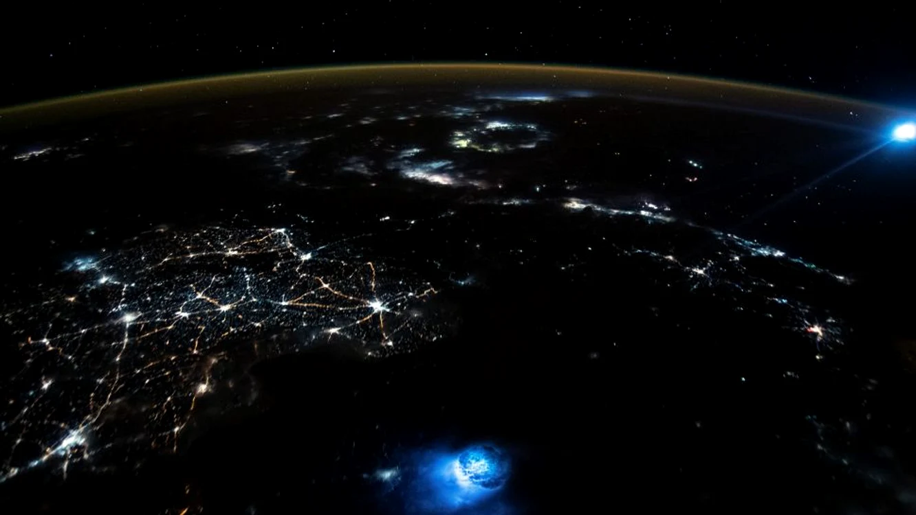 Două pete albastre strălucitoare surpinse în atmosfera Pământului Foto: NASA