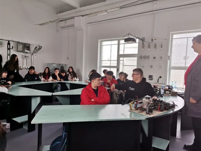 Firmele se implică în dotarea atelierelor-școală FOTO: Alina Mitran
