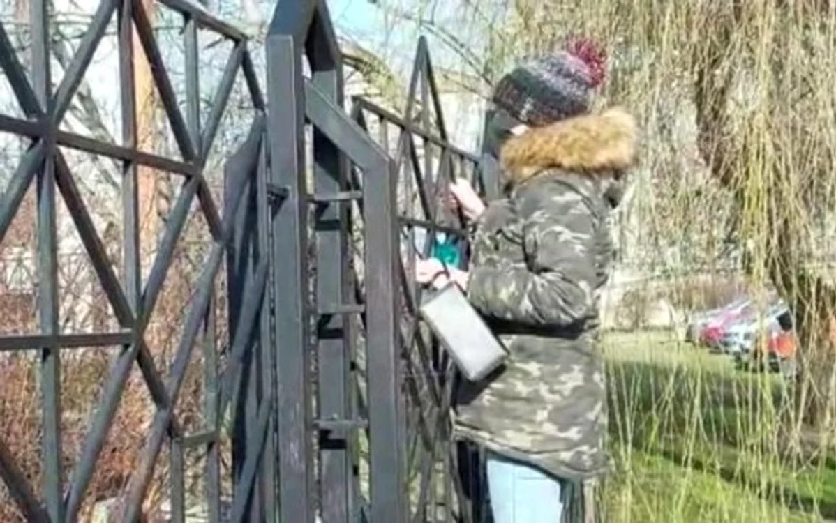
    Mătușa Luizei Melencu l-a văzut pe Gheorghe Dincă, peste gard, în curtea Tribunalului Olt Foto: adevarul.ro  
